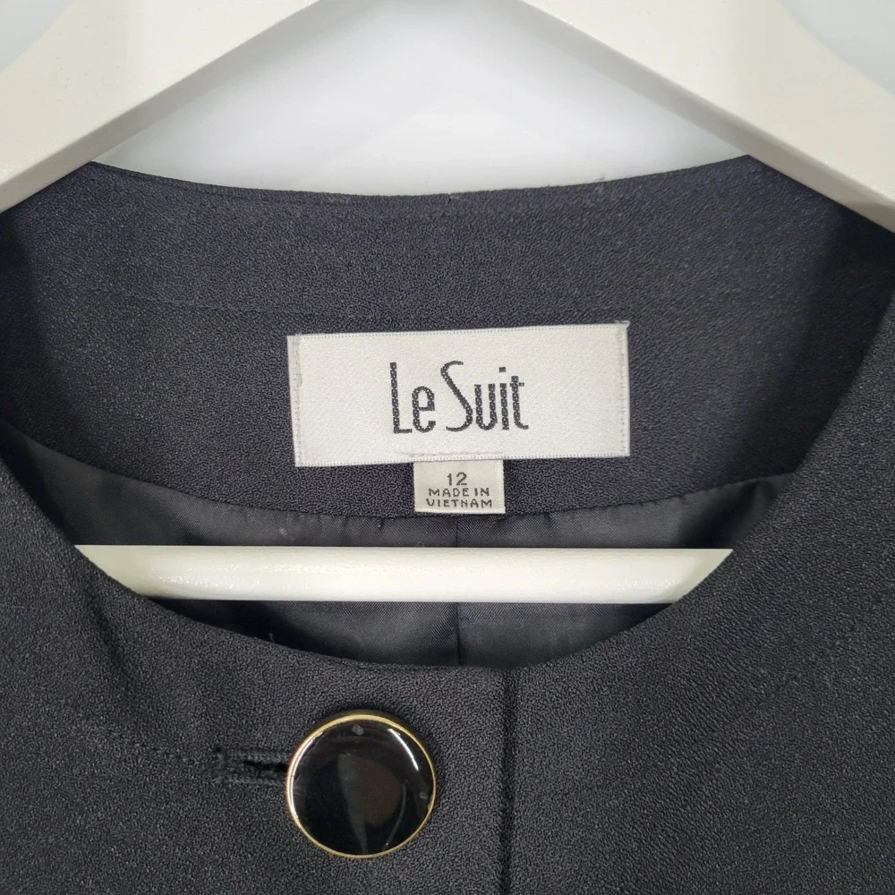 Le Suit le suit
